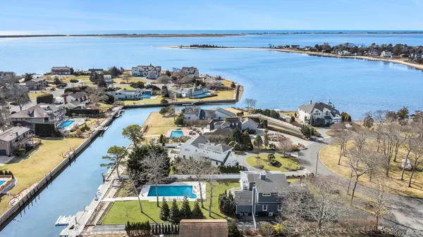 $3,500,000 | 8 Canal Way, Hampton Bays, NY 11946
