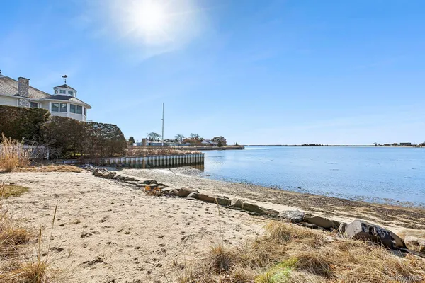 $3,500,000 | 8 Canal Way, Hampton Bays, NY 11946