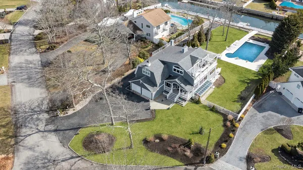 $3,500,000 | 8 Canal Way, Hampton Bays, NY 11946