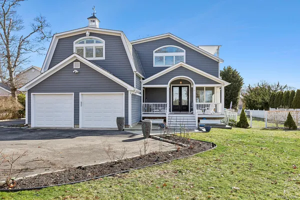 $3,500,000 | 8 Canal Way, Hampton Bays, NY 11946