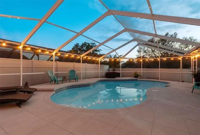 a view of a backyard