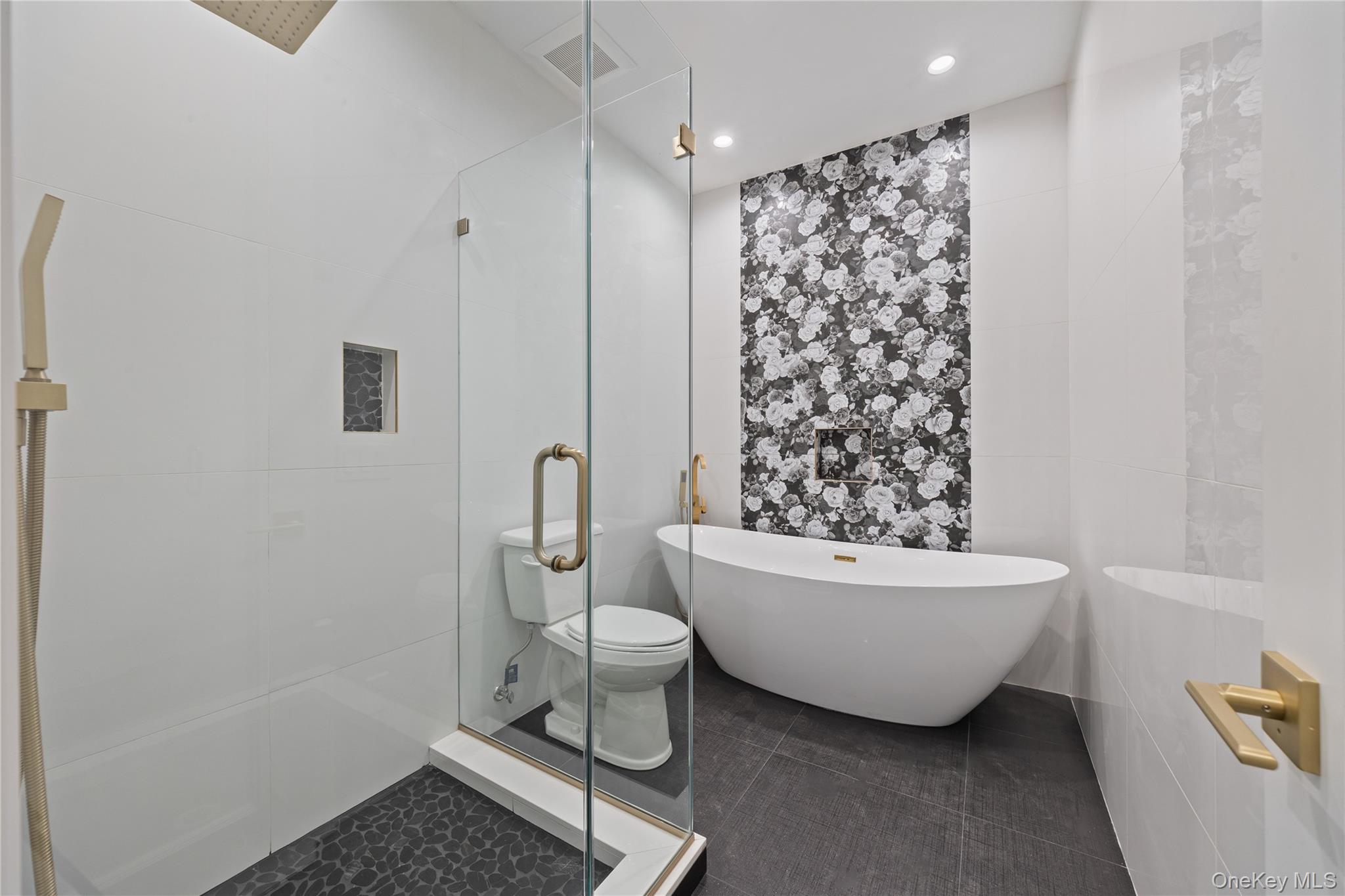 40 Singer Avenue, Unit 214 Spring Valley, NY 10977 - Photo 23 of 49 Master bathroom