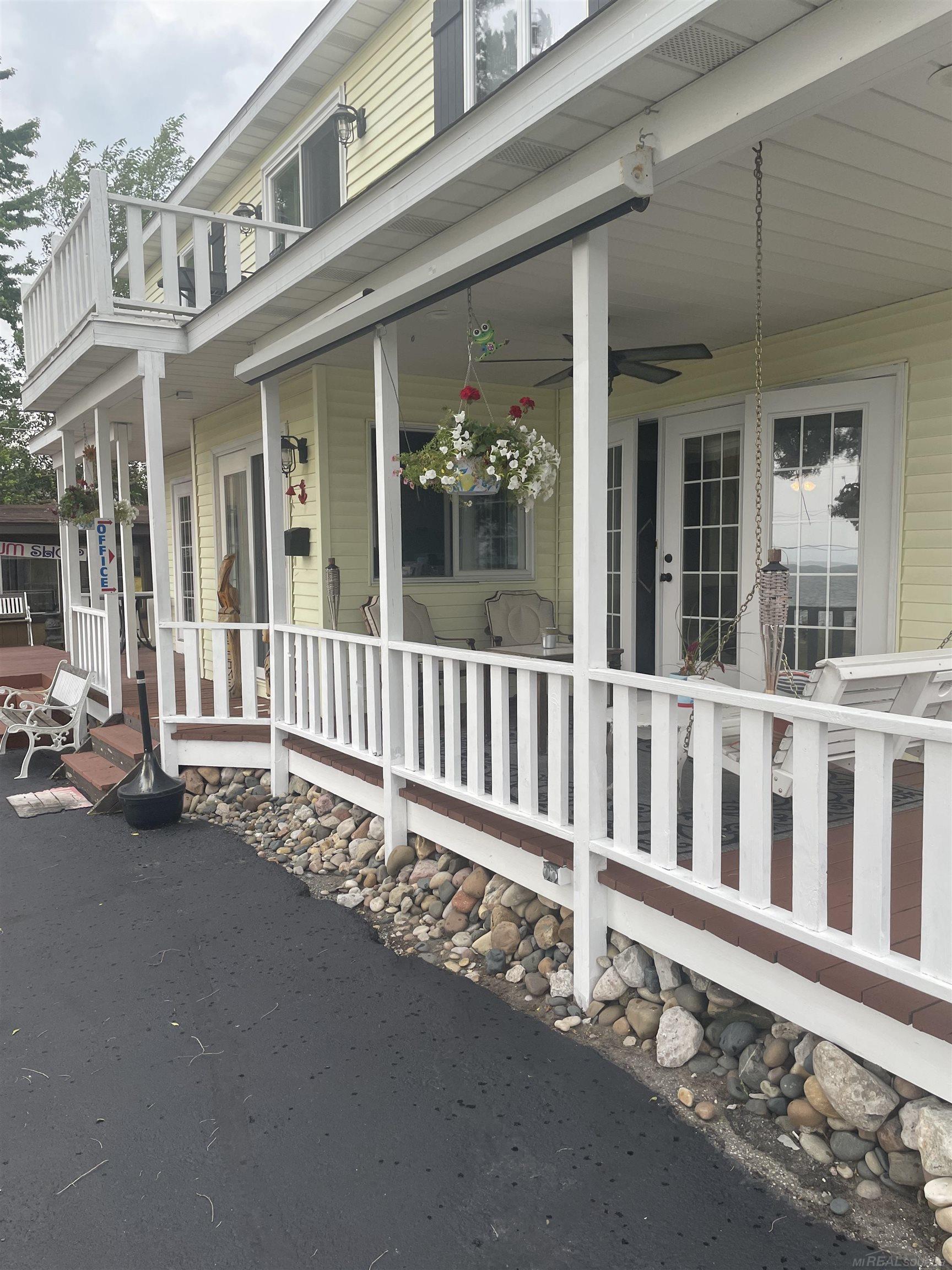 8949 Lakeshore Road Lexington, MI 48450 - Photo 4 of 35 50216202-c40af8d9-d20d-449f-b98d-f7b2164b72ec.JPG