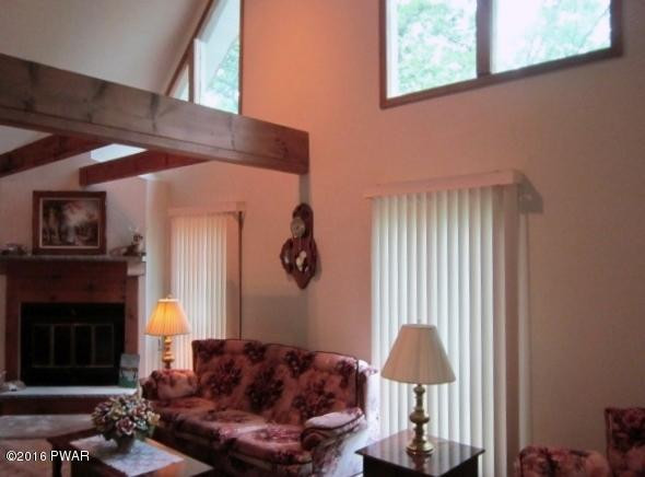 101 Perch Road Lackawaxen, PA 18435 - Photo 13 of 31 13 LIVING ROOM (600x450)