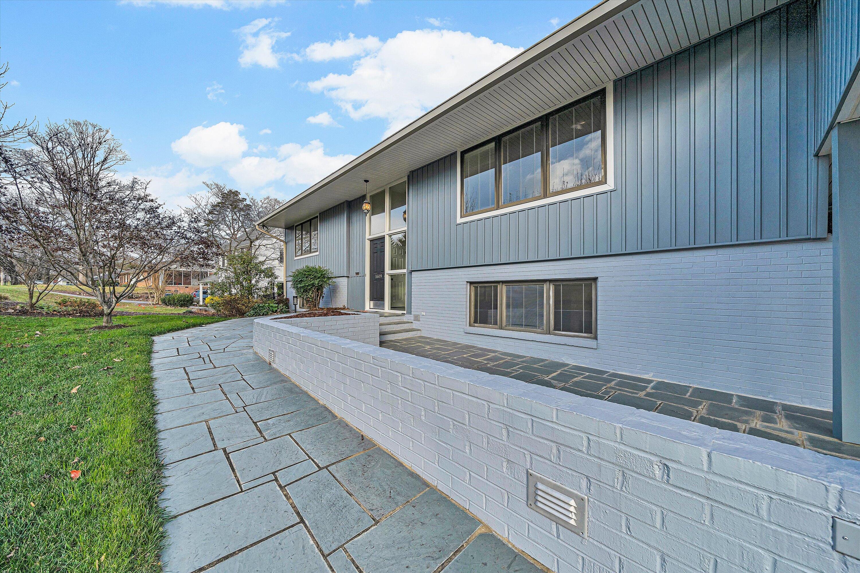 1609 Blair Road Southwest Roanoke, VA 24015 - Photo 4 of 39 03-VM-03748