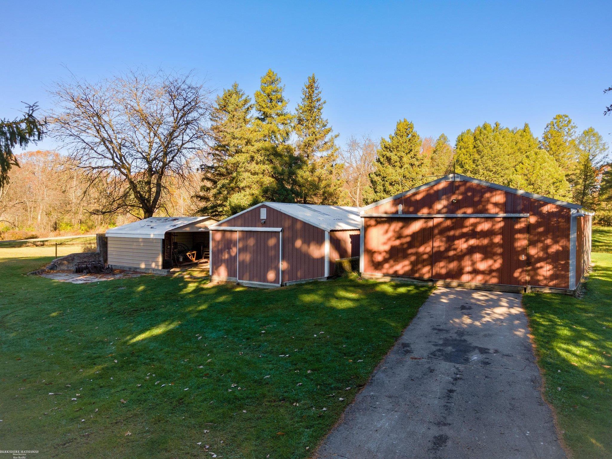 11421 Clyde Road Fenton, MI 48430 - Photo 25 of 46 50160049-f41fe0f3-8c2b-46a5-9fdc-70adaf26066b.JPG