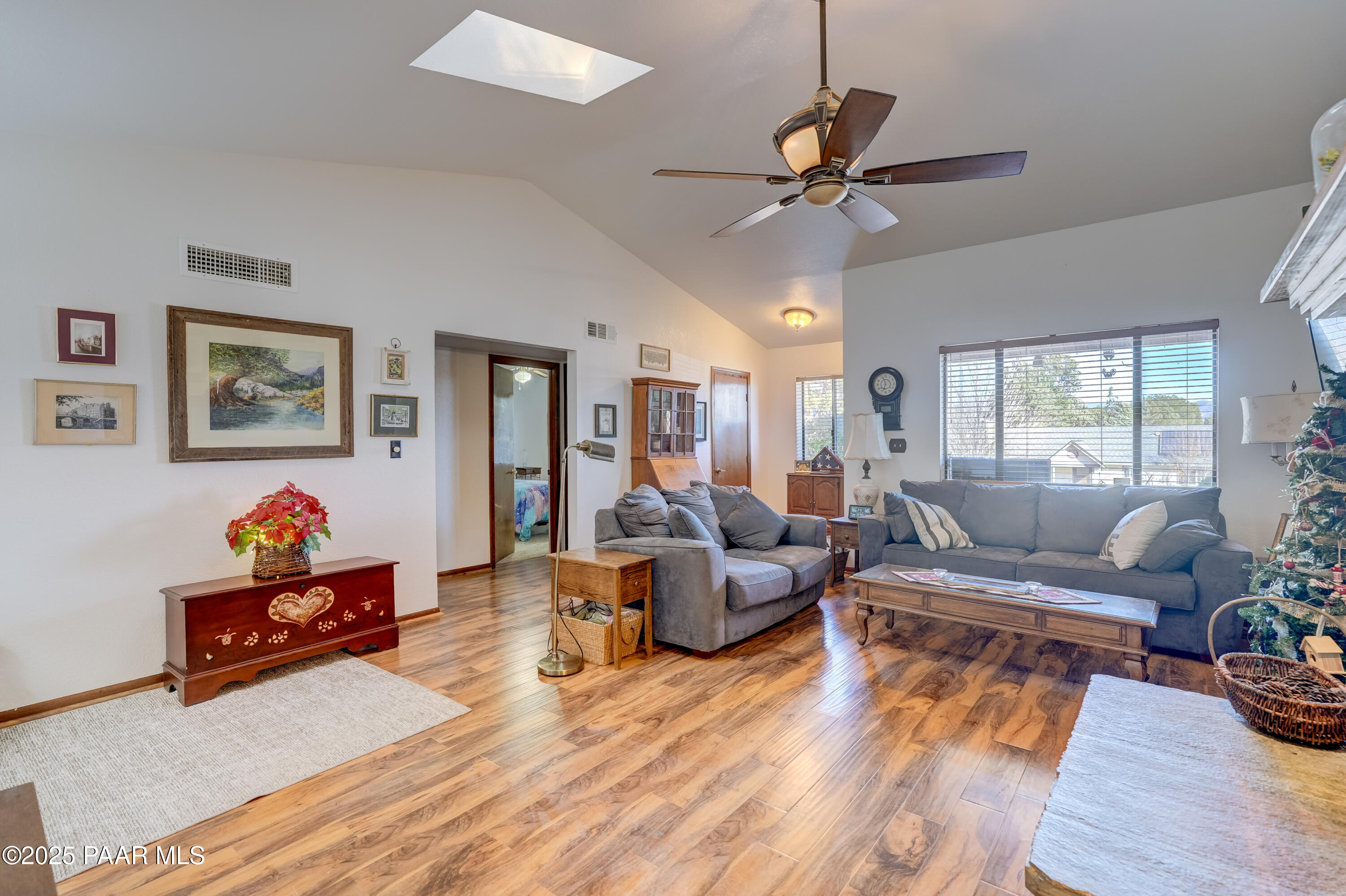 10825 East Turquoise Circle Dewey, AZ 86327 - Photo 4 of 46 Living Room