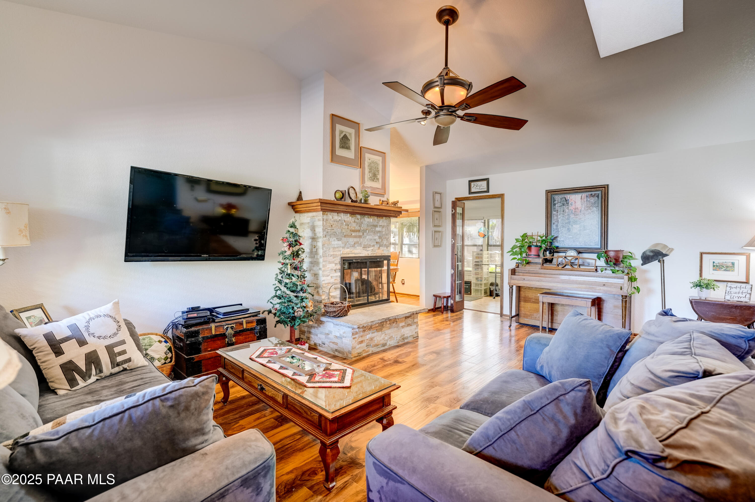 10825 East Turquoise Circle Dewey, AZ 86327 - Photo 5 of 46 Living Room