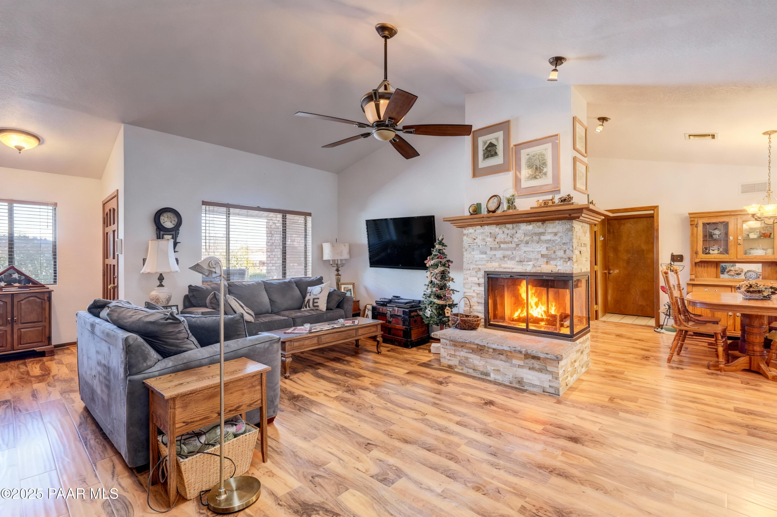10825 East Turquoise Circle Dewey, AZ 86327 - Photo 6 of 46 Living Room