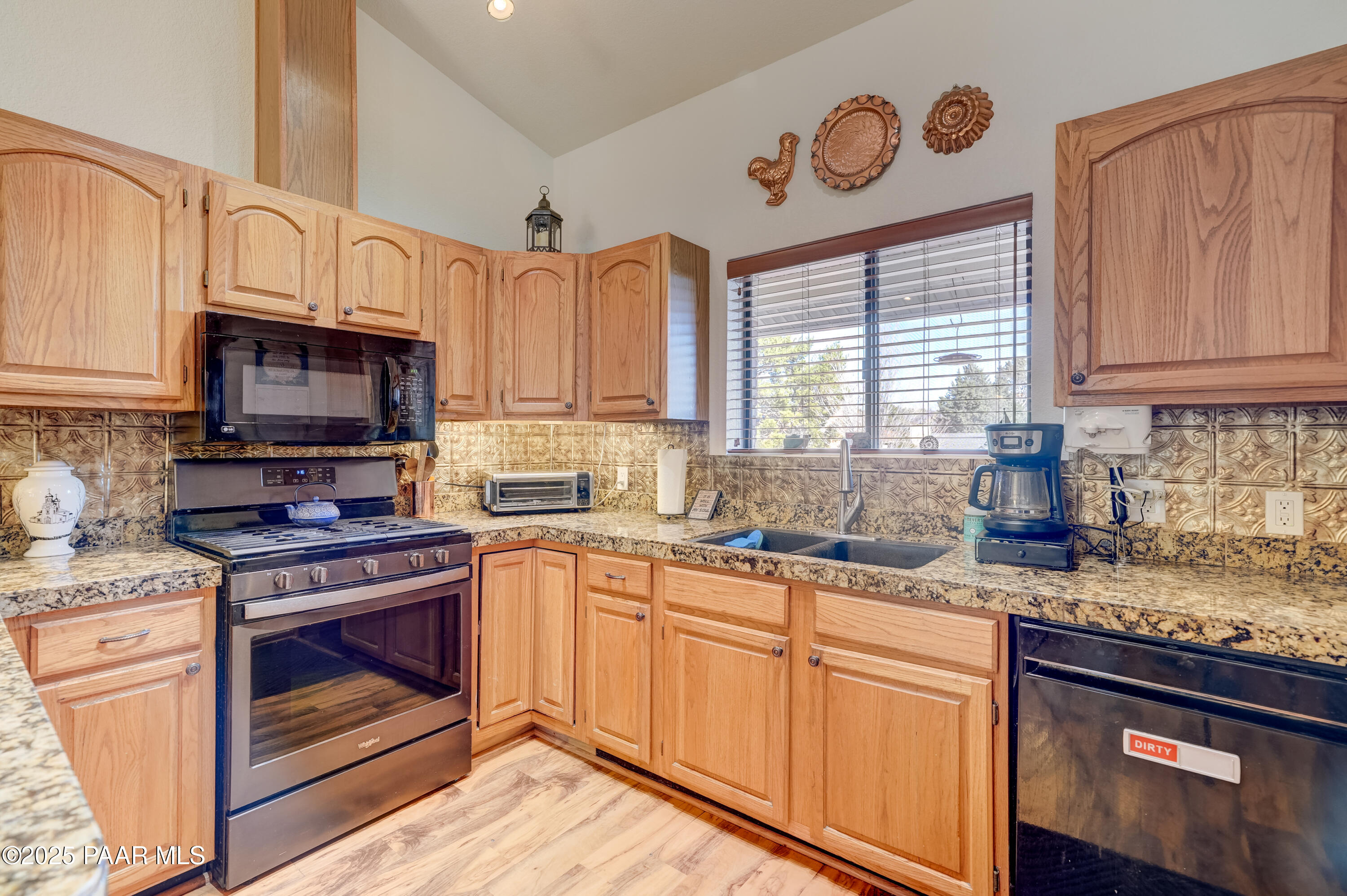 10825 East Turquoise Circle Dewey, AZ 86327 - Photo 9 of 46 Kitchen
