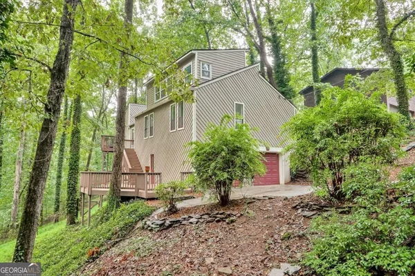 a view of a back yard