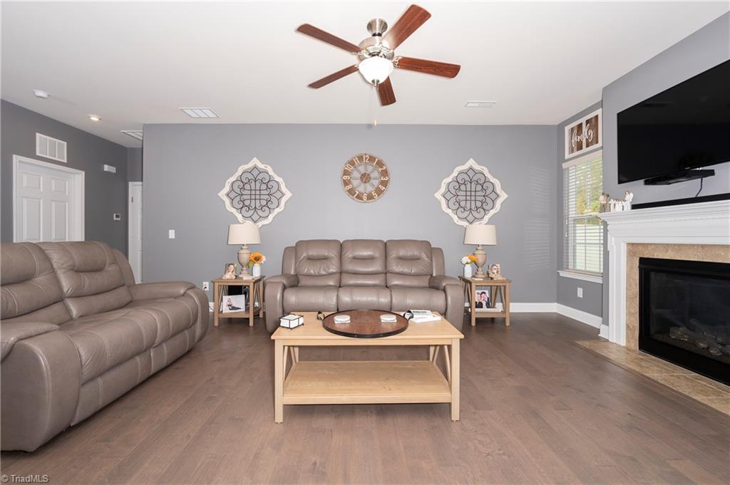 4464 Silo Ridge Clemmons, NC 27012 - Photo 7 of 36 Living Room