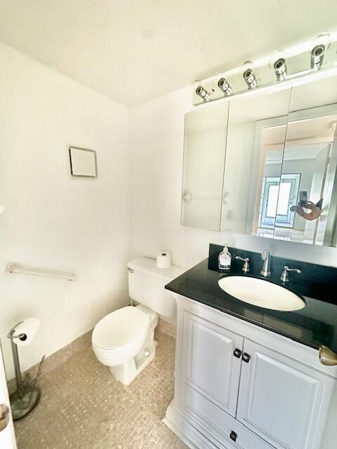 1083 Guildford East Boca Raton, FL 33434 - Photo 10 of 35 1/2 Bathroom