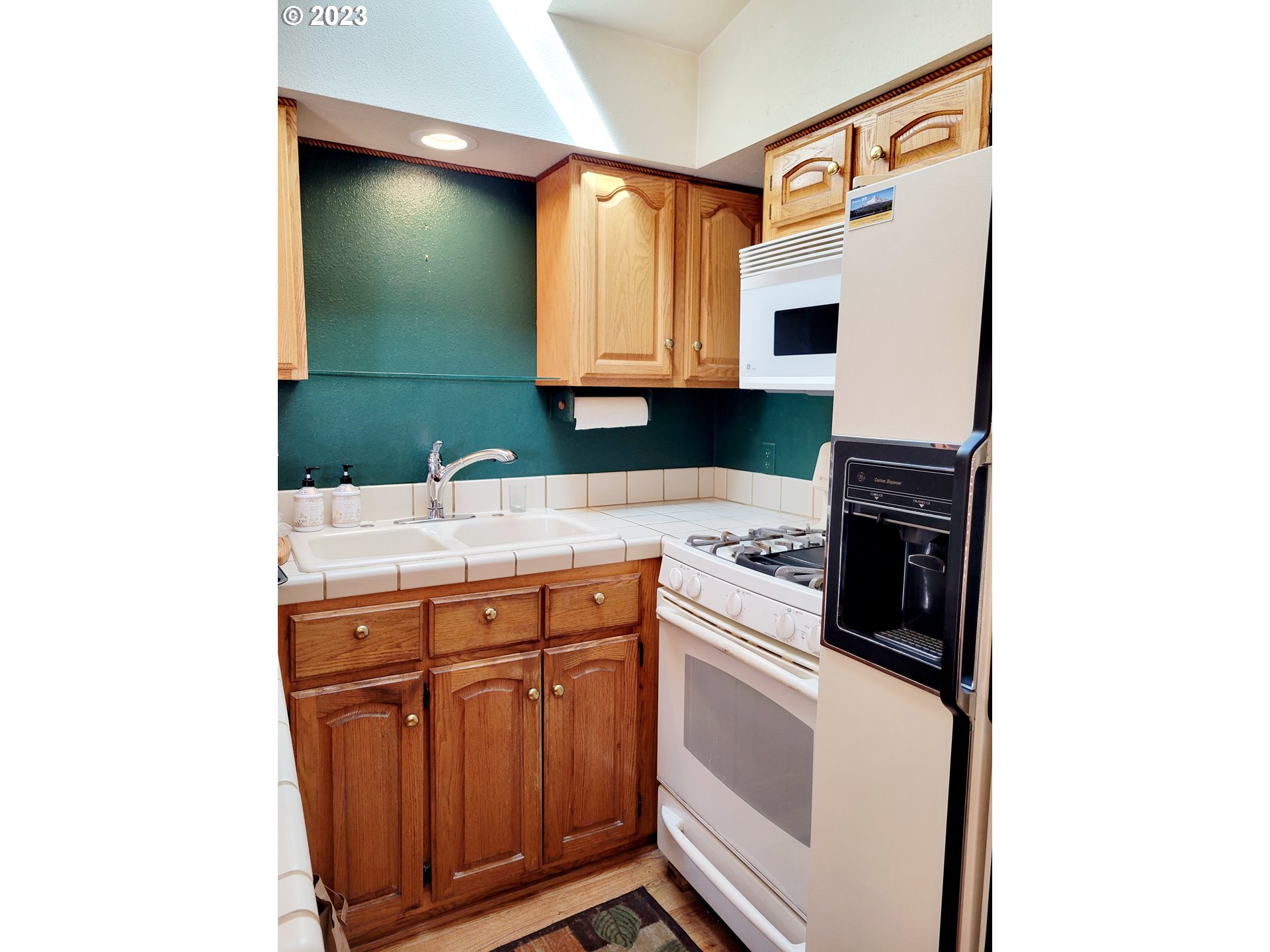 19921 Whaleshead Road, Unit OV8 Brookings, OR 97415 - Photo 23 of 48 a bathroom with a sink and a mirror