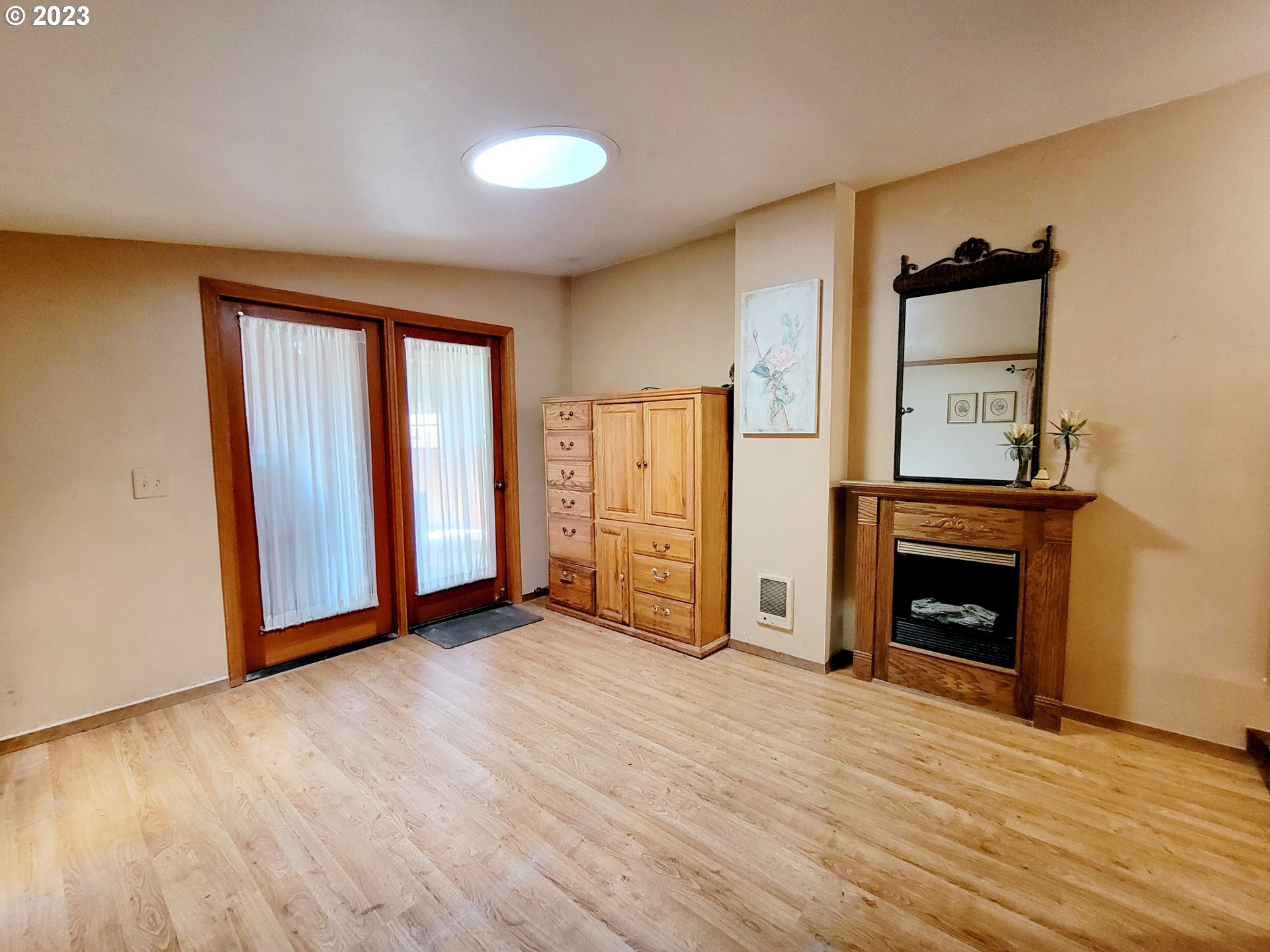 19921 Whaleshead Road, Unit OV8 Brookings, OR 97415 - Photo 39 of 48 a view of empty room with wooden floor and fireplace