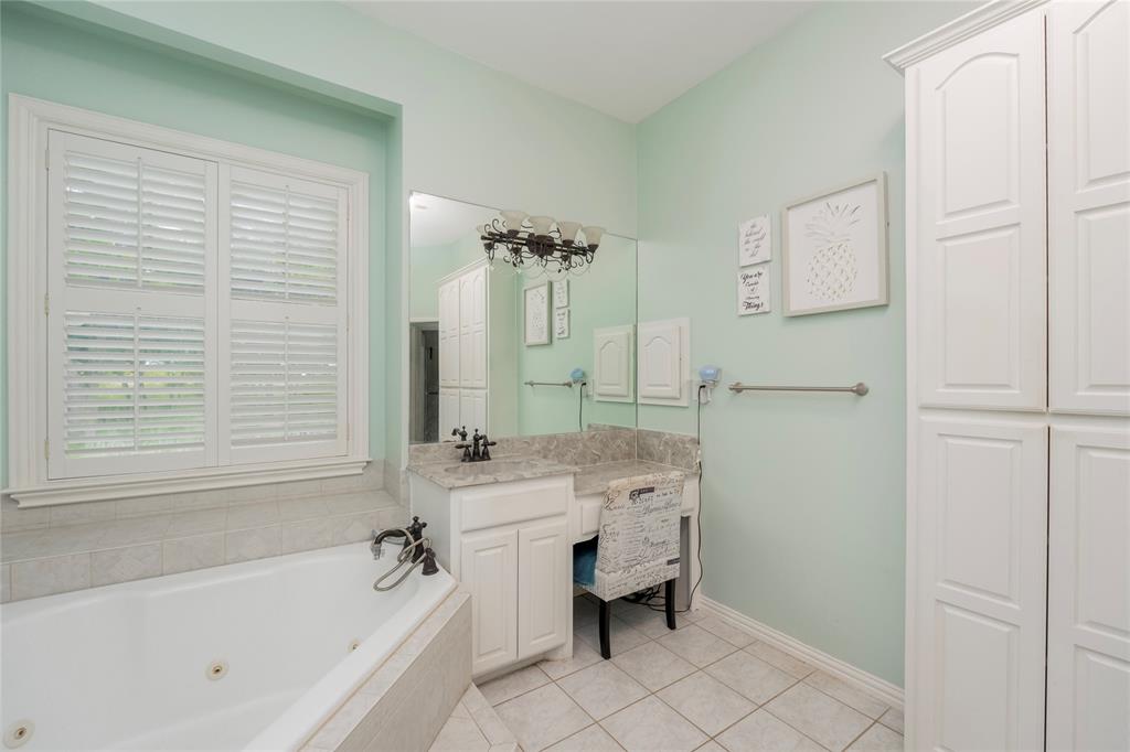 135 Kirkpatrick Road Ennis, TX 75119 - Photo 17 of 40 a bathroom with a tub sink and mirror