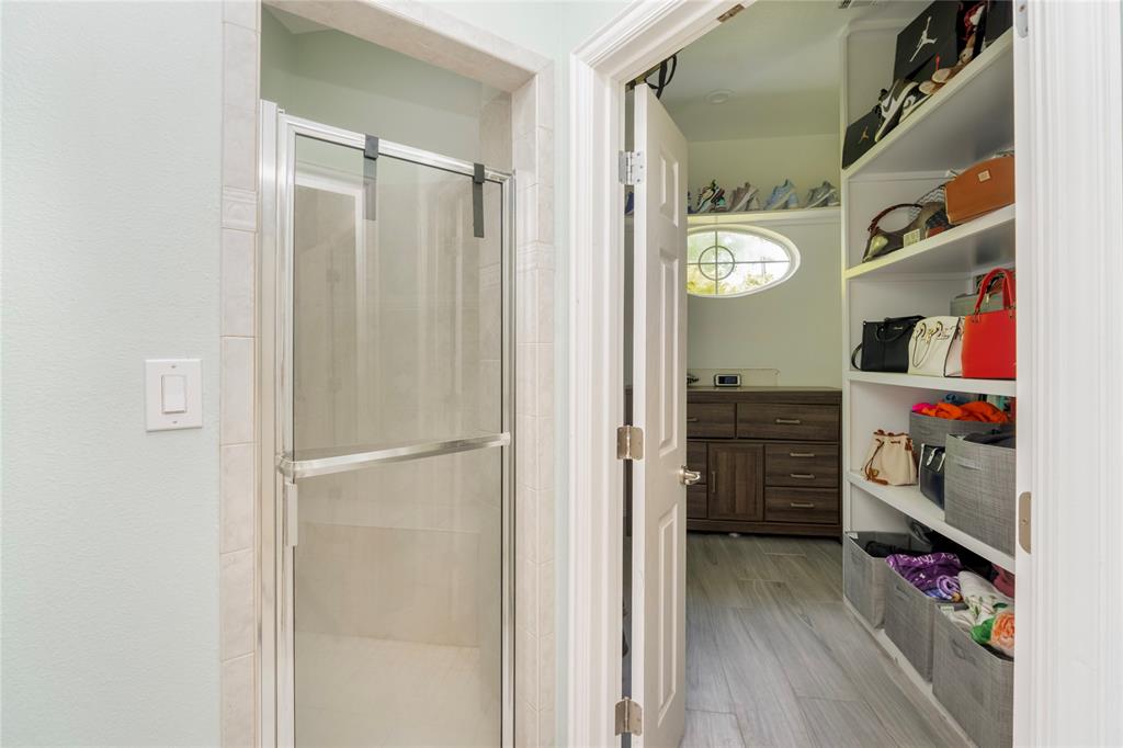 135 Kirkpatrick Road Ennis, TX 75119 - Photo 19 of 40 a view of walk in closet