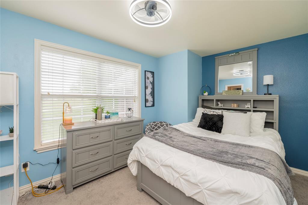 135 Kirkpatrick Road Ennis, TX 75119 - Photo 26 of 40 a bedroom with a large bed and a window
