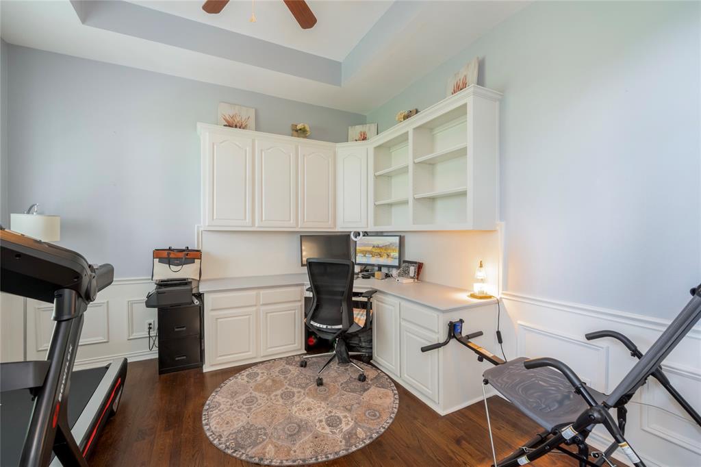 135 Kirkpatrick Road Ennis, TX 75119 - Photo 4 of 40 a room with a chair and appliances