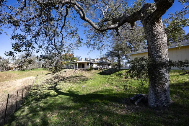 a view of a house with backyard and garden