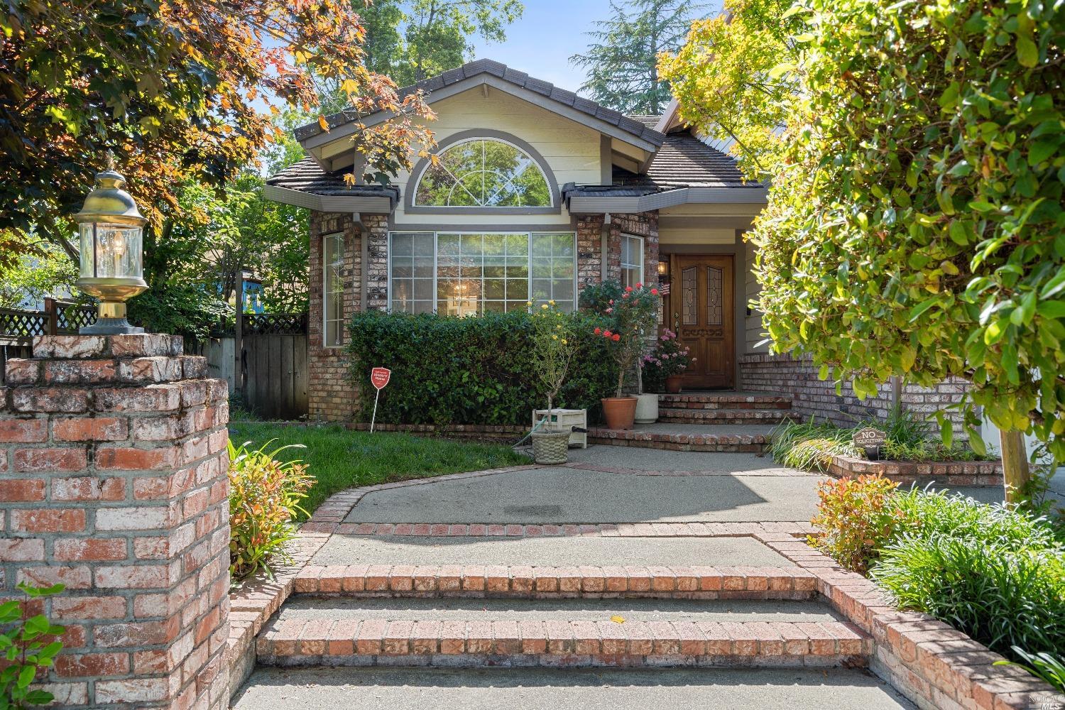 3525 Fieldcrest Avenue Fairfield, CA 94534 - Photo 4 of 31 a front view of a house with garden
