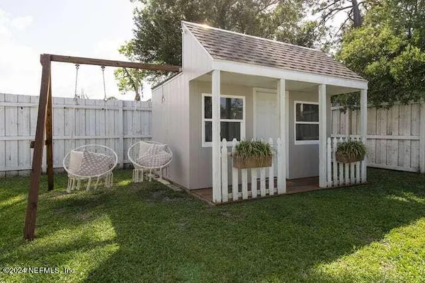 a view of a house with backyard and garden