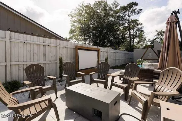 a view of sitting area with furniture