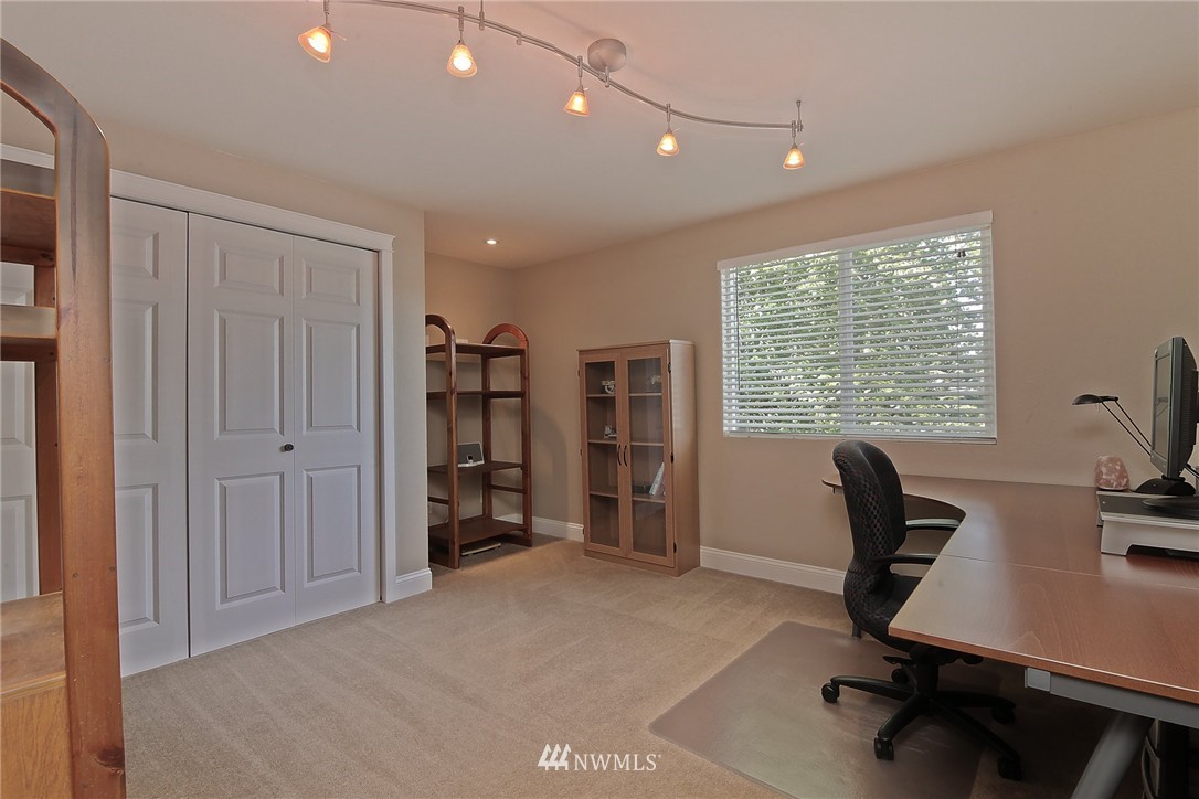 15619 140th Place Southeast Renton, WA 98058 - Photo 11 of 18 Gallery Image 11