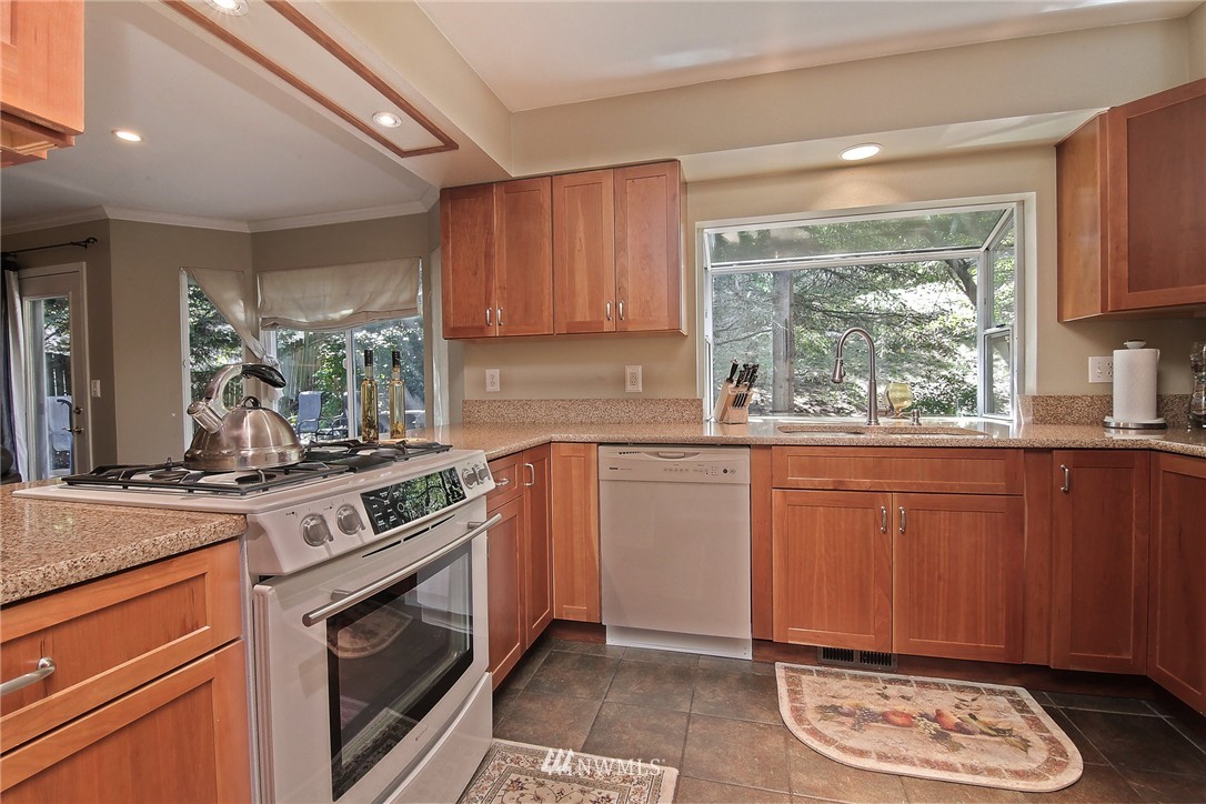 15619 140th Place Southeast Renton, WA 98058 - Photo 6 of 18 Gallery Image 6