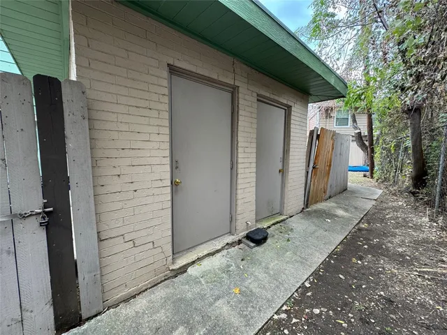 a view of a house with backyard and trees