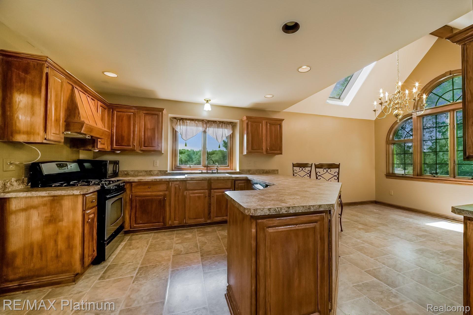 9262 Townley Road Fenton, MI 48430 - Photo 14 of 65 013-photo-kitchen-8522355.jpg