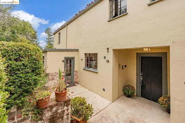 a view of entryway with livingroom