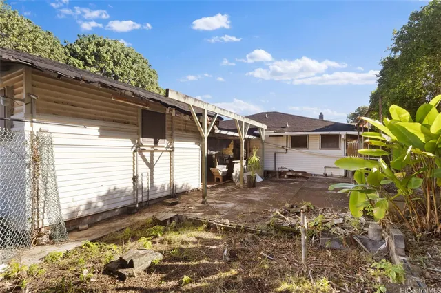 a view of a back yard of the house