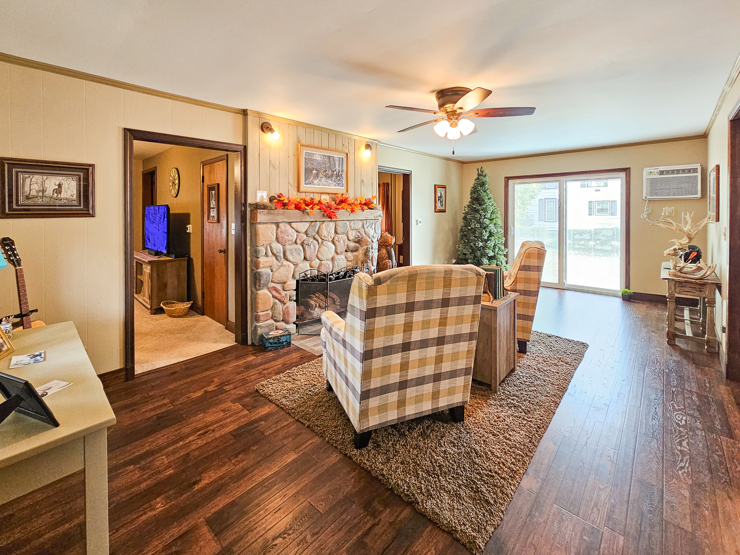 301 Adams Street Oregon, IL 61061 - Photo 8 of 50 a living room with furniture and wooden floor
