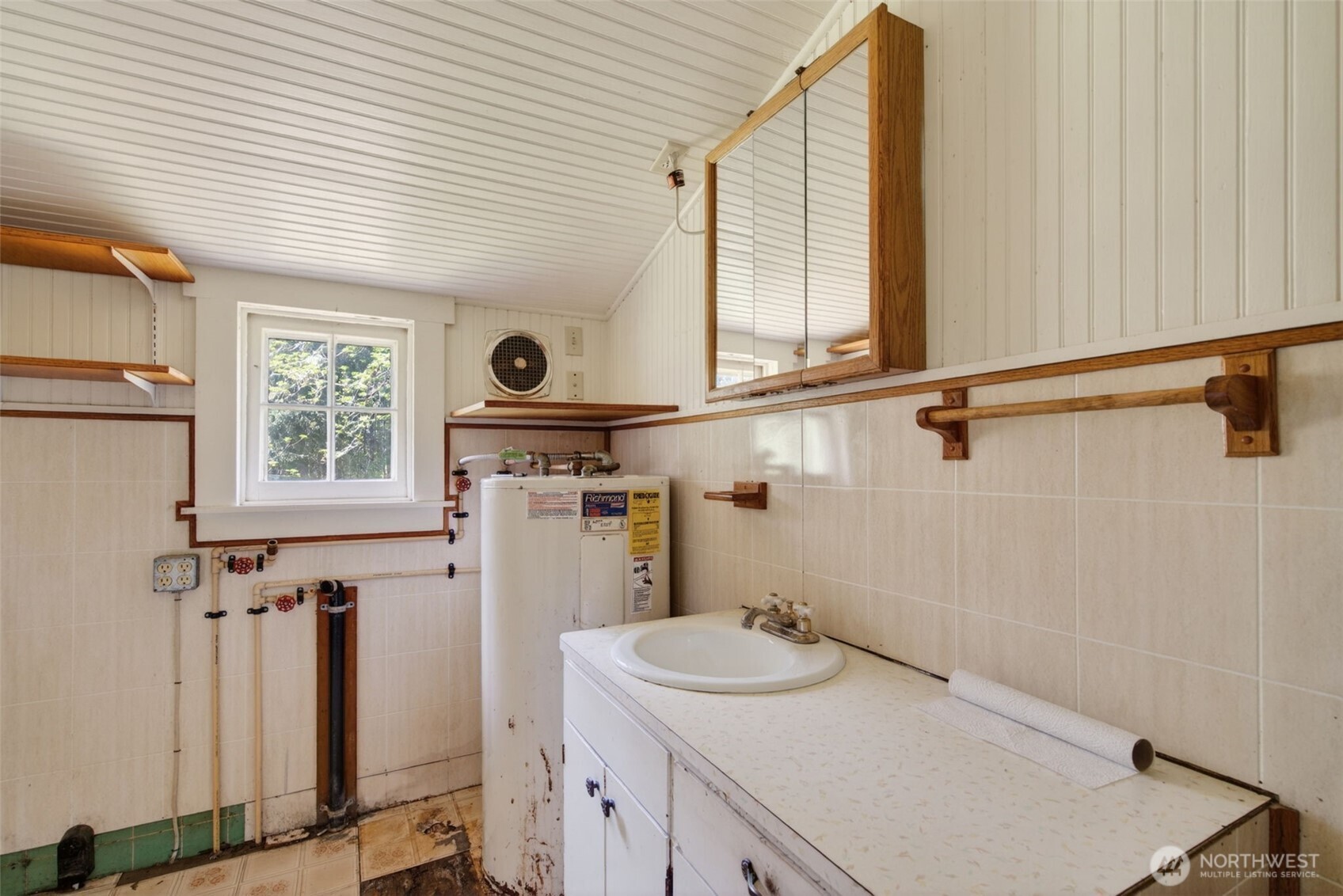 943 Fall Creek Road Longview, WA 98632 - Photo 14 of 40 a bathroom with a sink and mirror