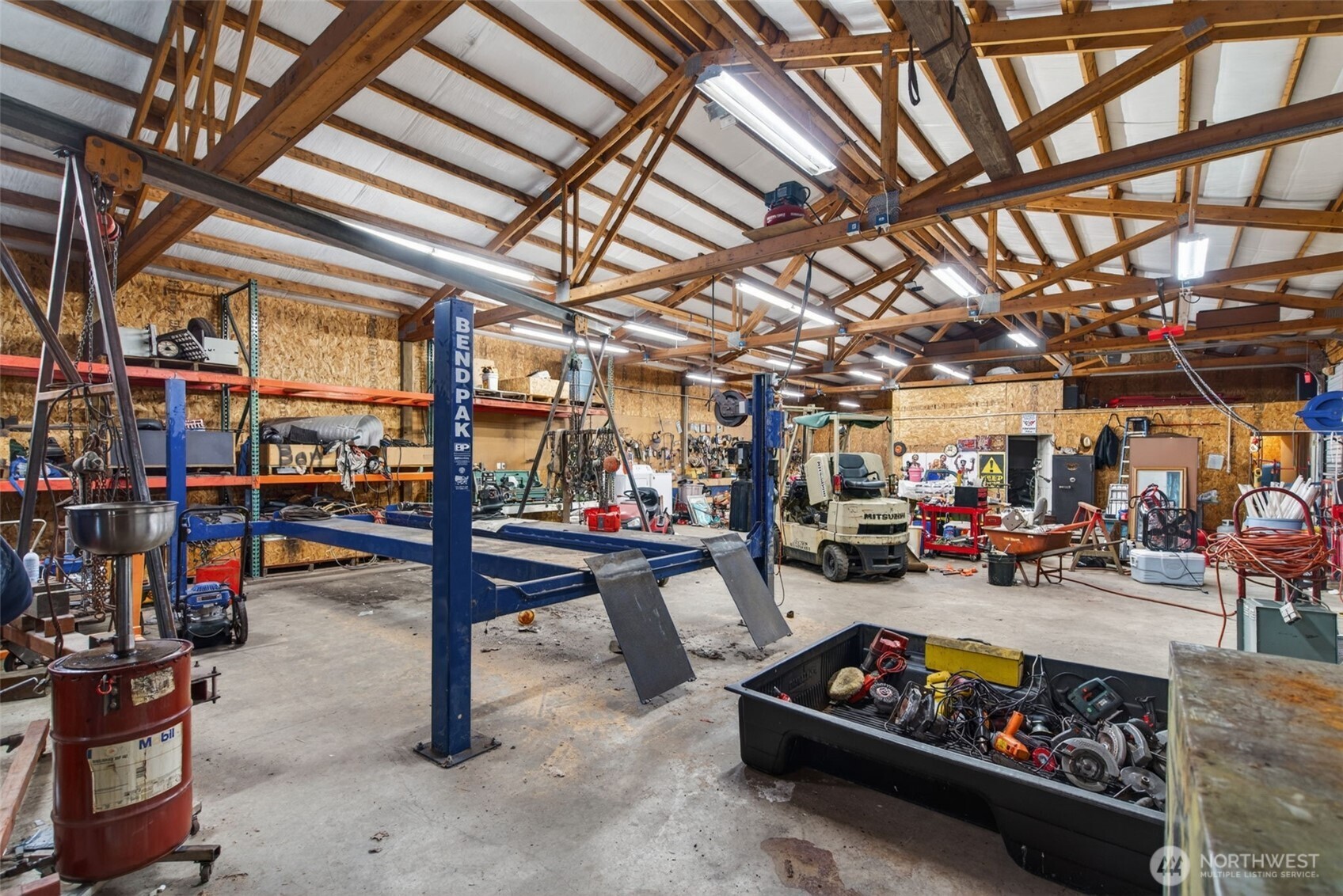 943 Fall Creek Road Longview, WA 98632 - Photo 20 of 40 a view of a garage with furniture