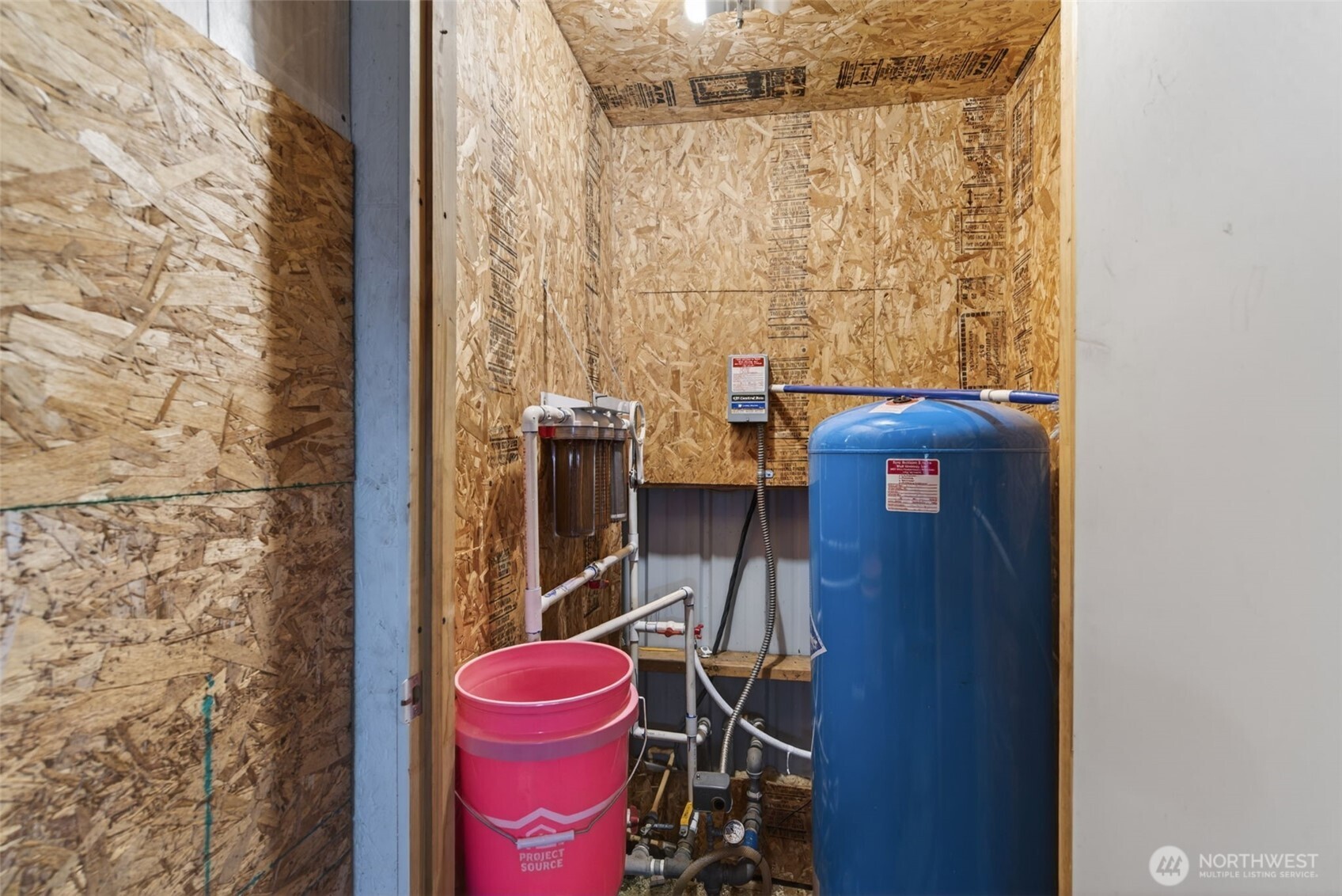 943 Fall Creek Road Longview, WA 98632 - Photo 29 of 40 a bathroom with a toilet and shower