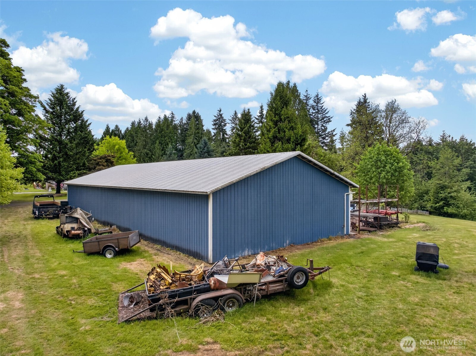 943 Fall Creek Road Longview, WA 98632 - Photo 33 of 40 a backyard of a house with table and chairs