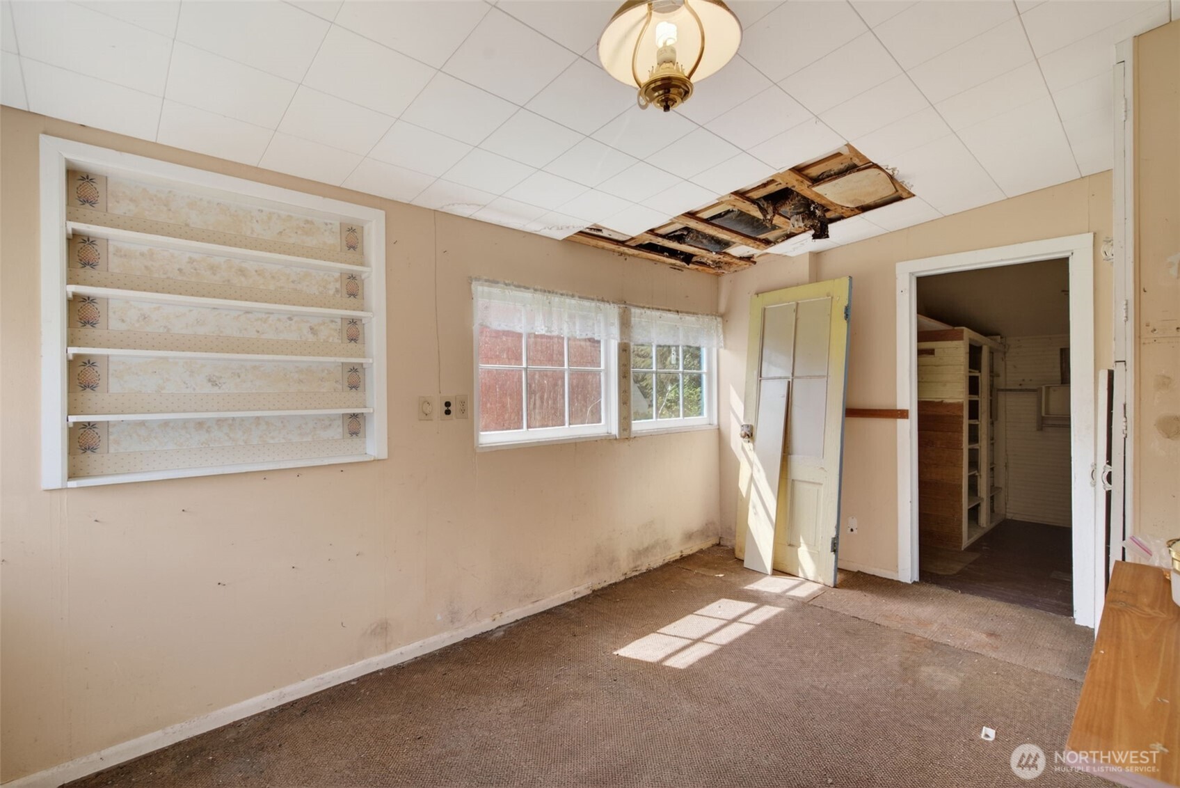 943 Fall Creek Road Longview, WA 98632 - Photo 7 of 40 an empty room with windows
