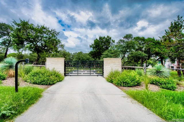 a view of a back yard