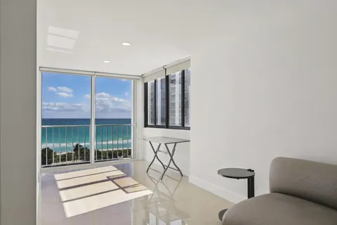 $640,000 | 6450 Collins Avenue, Unit 901, Miami Beach, FL 33141