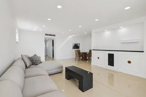 $640,000 | 6450 Collins Avenue, Unit 901, Miami Beach, FL 33141