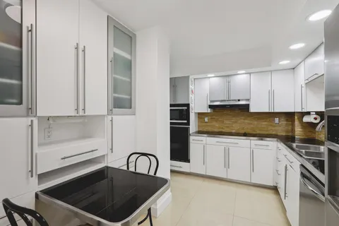$640,000 | 6450 Collins Avenue, Unit 901, Miami Beach, FL 33141
