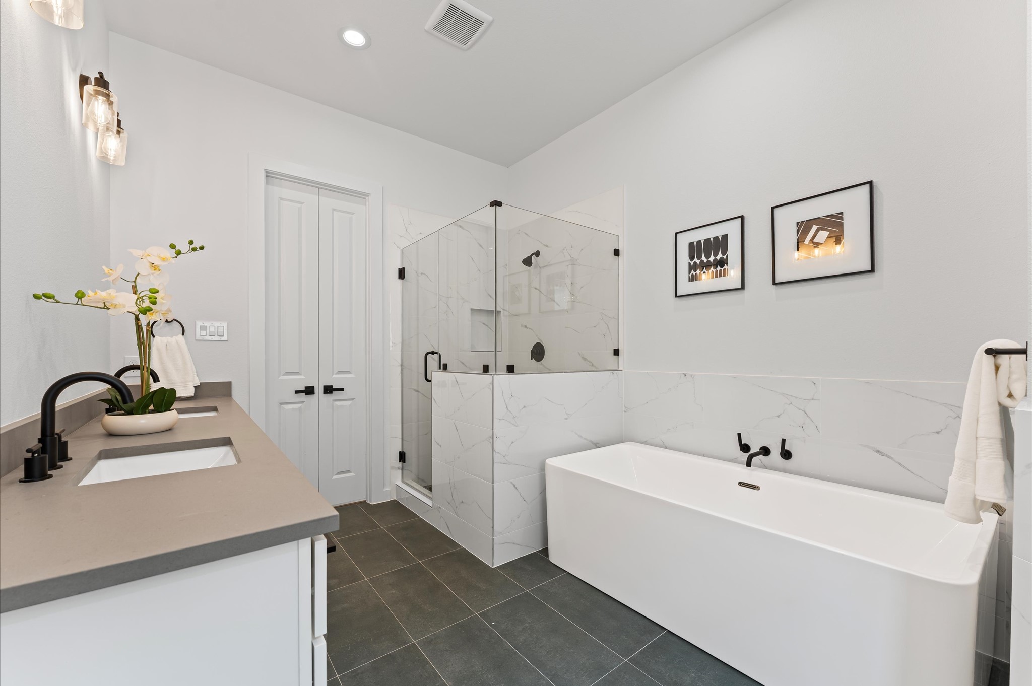 6423 Madrid Street Houston, TX 77021 - Photo 15 of 25 a bathroom with a sink and a bathtub