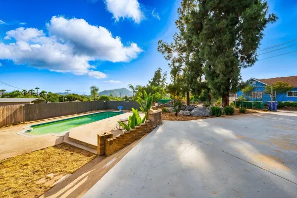 a view of a backyard