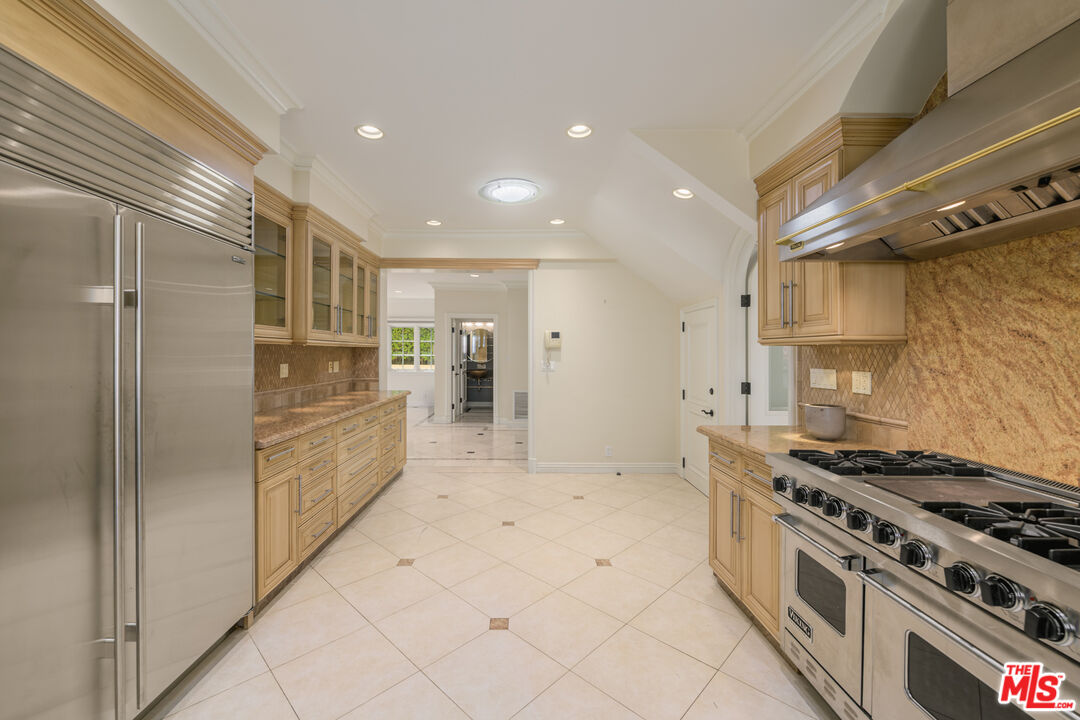 204 Foothill Road Beverly Hills, CA 90210 - Photo 6 of 33