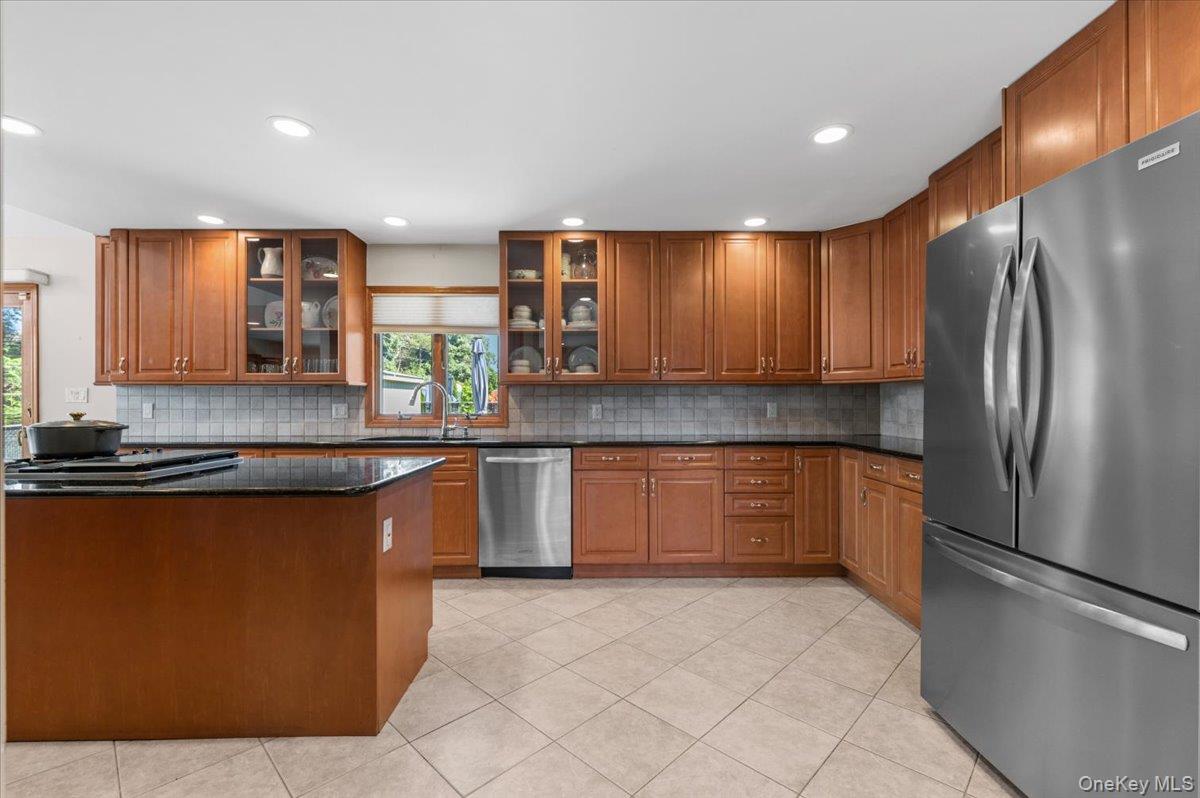 37 Sylvia Road Plainview, NY 11803 - Photo 13 of 44