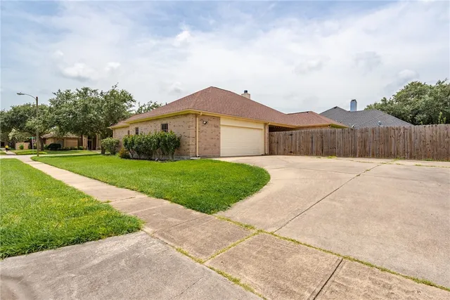 a view of a back yard of the house