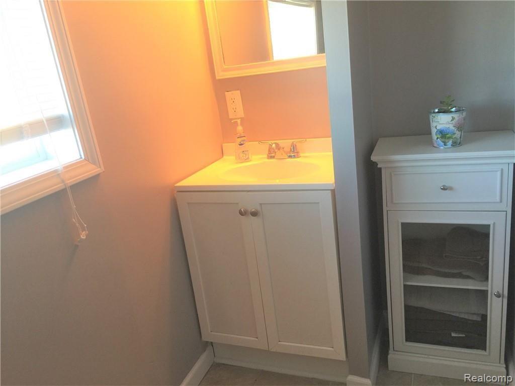 12072 Farrand Road Montrose, MI 48457 - Photo 8 of 20 Full Bath.JPG
