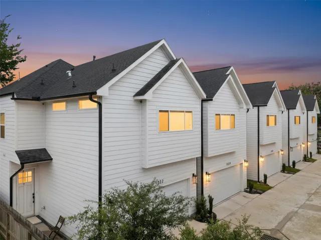 a front view of house with yard